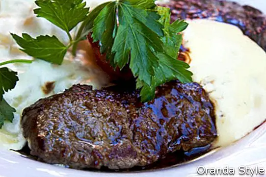 Hovädzí steak s maslovou smotanou