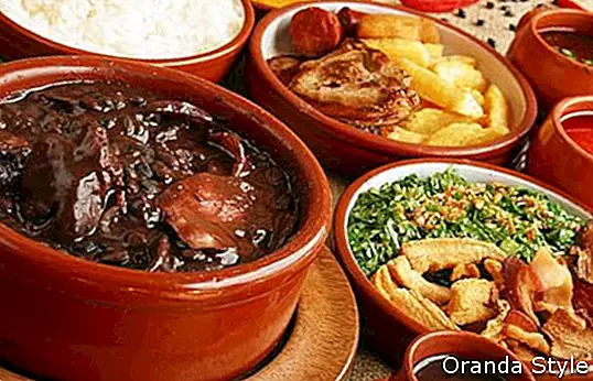 brasilianisches-traditionelles-Essen-Feijoada-Schweinefleisch-und-Bohnen