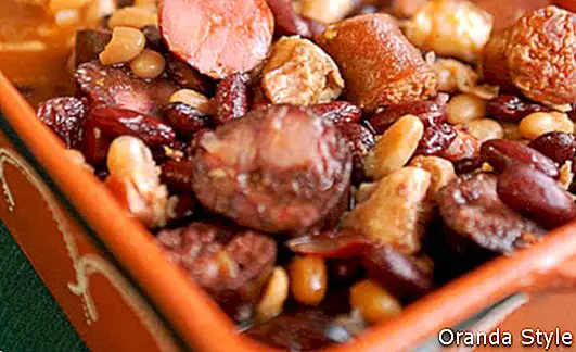brasilianisches-traditionelles-Essen-Feijoada-Schweinefleisch-und-Bohnen2