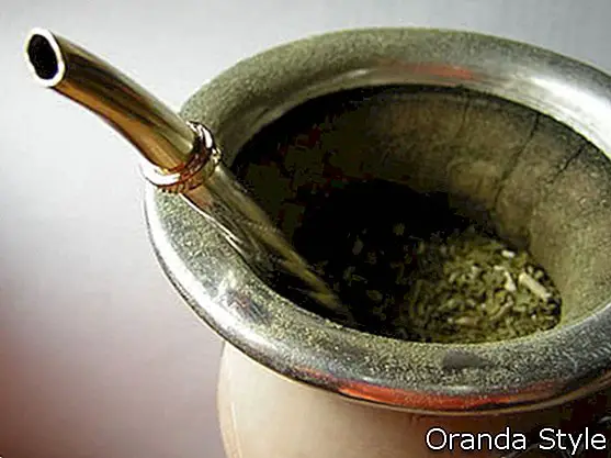 Yerba-Mate-traditionelles-brasilianisches-Getränk