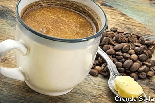 eine Tasse frischen fetthaltigen Kaffee mit Butter und Kokosöl