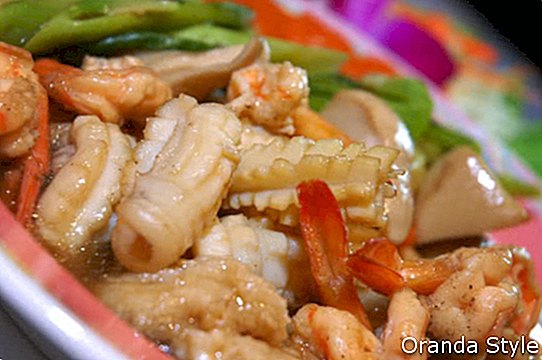 Stegt noodle med skaldyr-thailandske mad