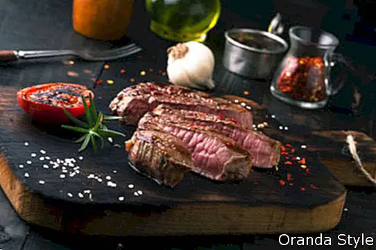 Dihancurkan medium Ribeye Steak panggang lazat dengan rosemary