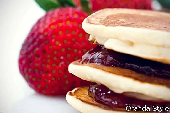 pancake dengan strawberry jelly