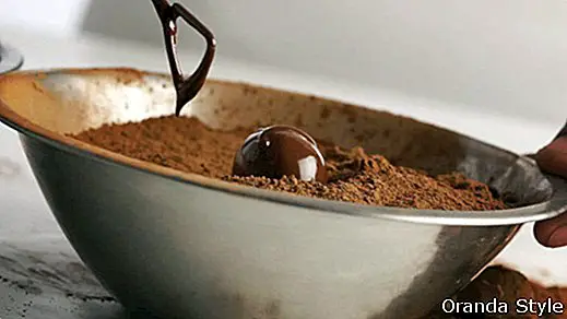 כיצד להכין שוקולד: 6 יתרונות מקקאו ו -4 מתכוני שוקולד