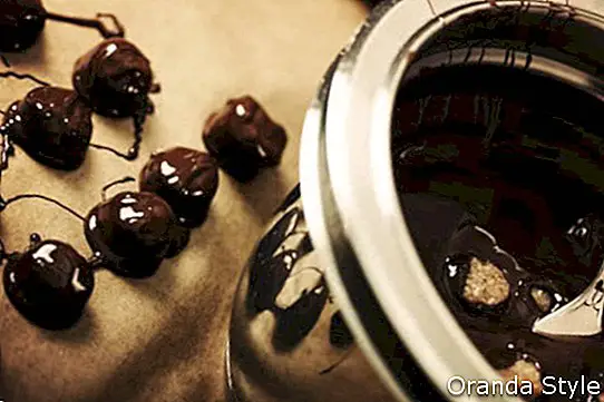 סוכריות שוקולד במילוי אגוזים