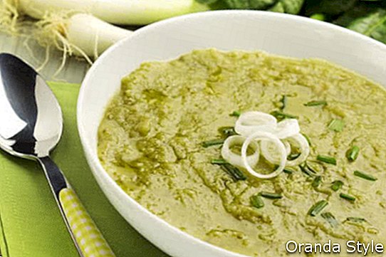 овощной суп с луковыми кольцами и нарезанным зеленым луком