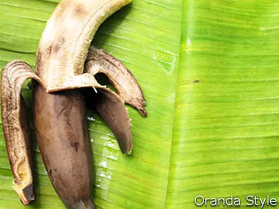 Rotte bananen op een bananenblad