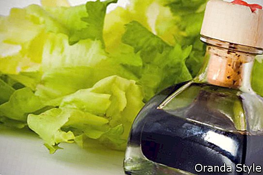 Balsamico-Essig und grüner Salat