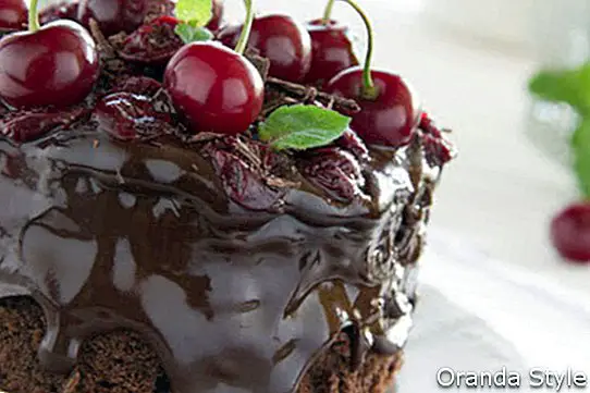 Tarta de chocolate con cerezas y crema de chocolate