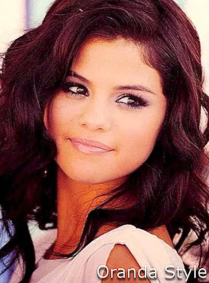 Selena-Gomez su bordo plaukų spalva