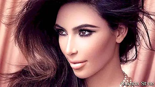 Frizūra no slavenībām: 7 Kim Kardashian frizūras