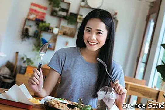 Aasia naine sööb tervislikult