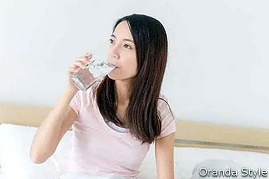 Aasia naine joogivett