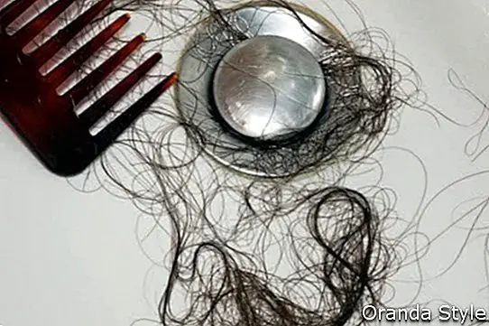 Haarausfall nach dem Waschen des Kopfes