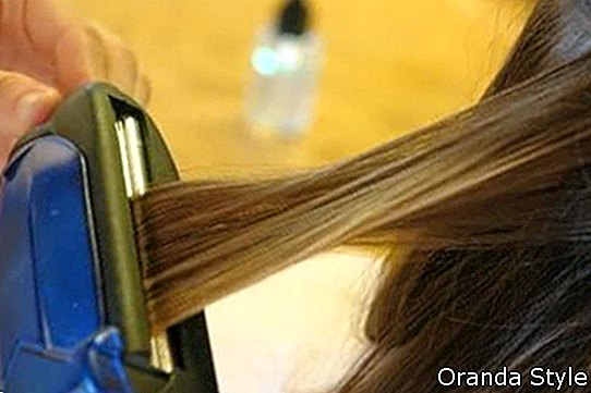 wie man dem Haar nach dem Glätten Volumen verleiht