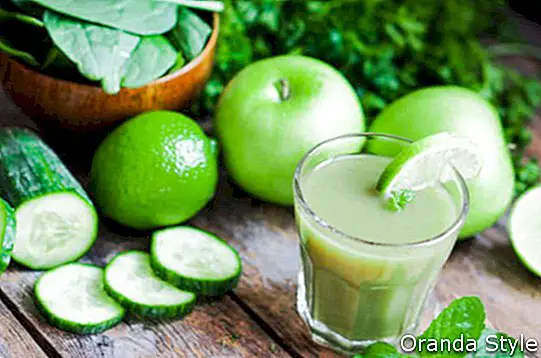 Grön smoothie med äpplen persilja spenat gurka lime och min