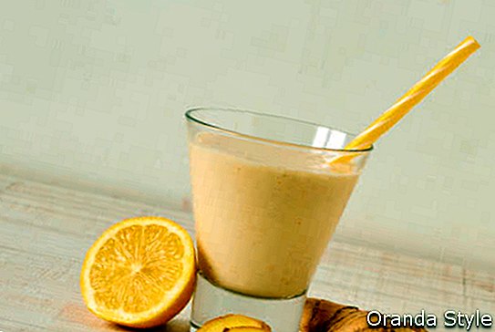Hemlagad smoothie tillverkad av rå mandelmjölk med citron och ingefära