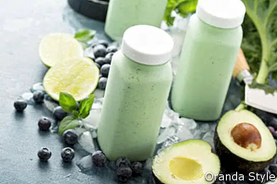 Grüne Smoothies mit Grünkohl und Avocado in kleinen Flaschen zum Mitnehmen