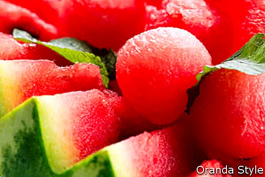 verse en rijpe watermeloen en meloenballen met munt
