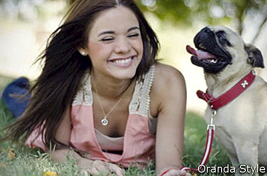 Nasmejana ženska s psom