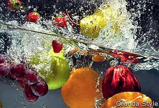 frutas en agua