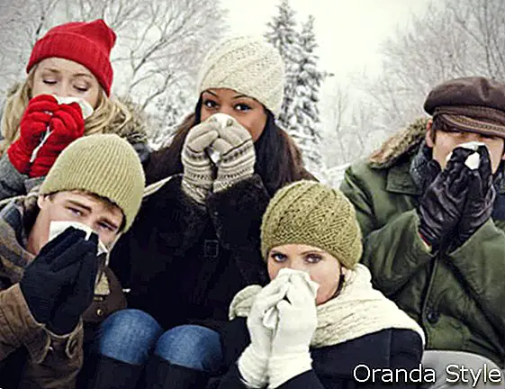 Grupa prijatelja koji imaju hladnoću