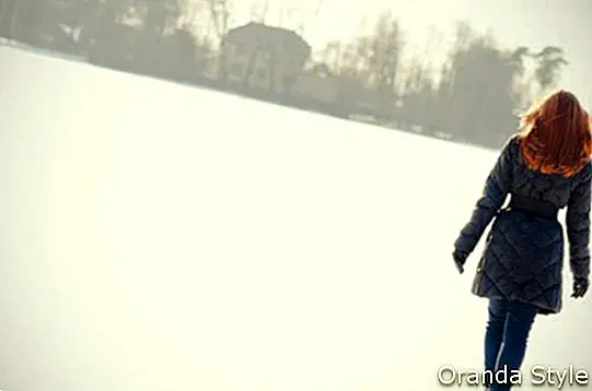 Mujer caminando sobre hielo