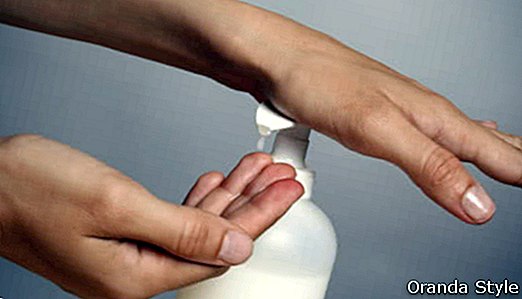 Mujer aplicando jabón líquido