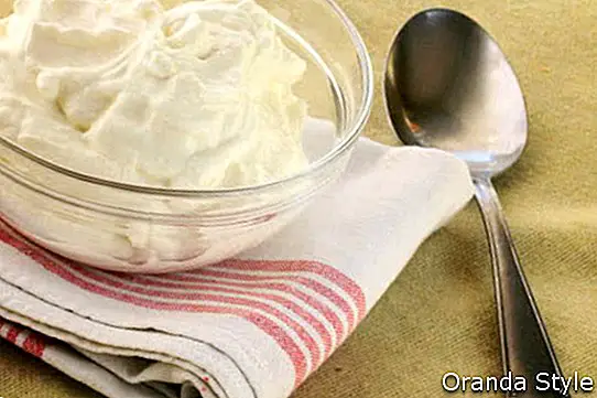 yogur griego en un tazón con cuchara