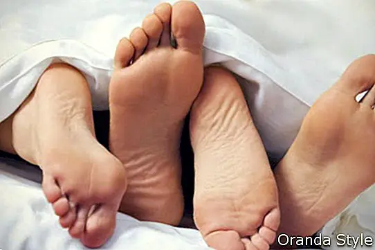 Paar Füße im Bett