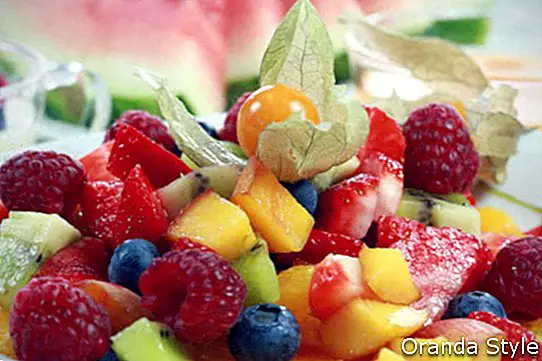 deliciosa ensalada de frutas en plato