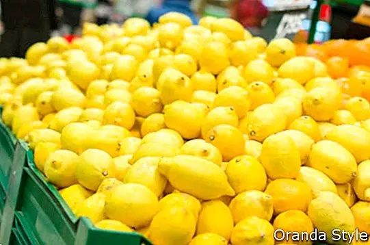 Hunnik sidruneid ja apelsine karbis supermarketis