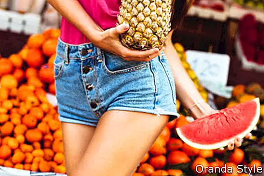 Beauty Model Girl jemlje sočno lubenico in ananas 2