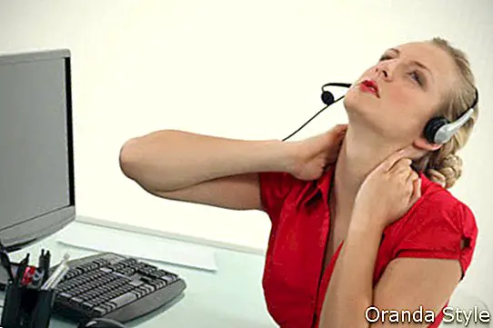 אשת עסקים עם כאבים בצוואר