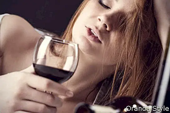 mujer borracha con vino
