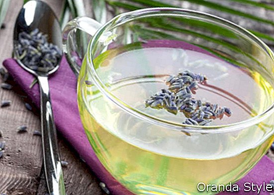 frischer Lavendeltee in einem Glas