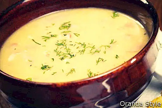 Croutons के साथ चिकन मलाईदार सूप