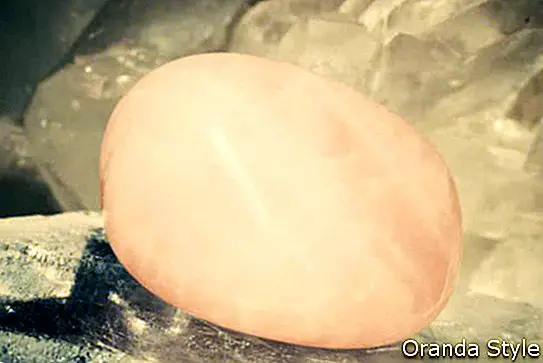 Una piedra de amor-cuarzo rosa