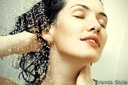 Sievietes matu mazgāšana