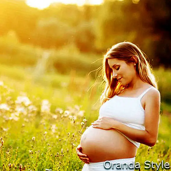 mujer embarazada en campo