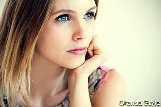 Γυναίκα με σκέψη μπλε μάτι