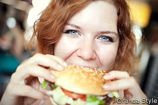 Krátke vlasy žena jesť fast food