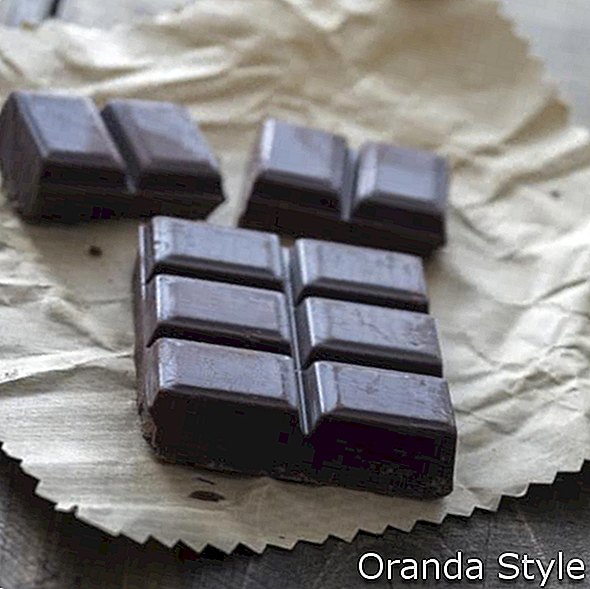Szlachetna ciemna czekolada na drewnianym stole