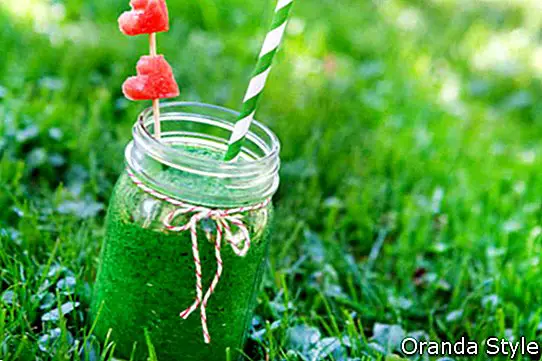 Bijirin hijau bayam sebagai minuman musim panas yang sihat