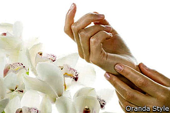 Mujer aplicando crema en sus manos