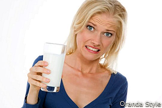 pekná žena s bolesťou brucha, pretože netoleruje laktózu