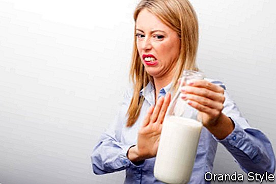 Mujer que tiene alergia a la leche