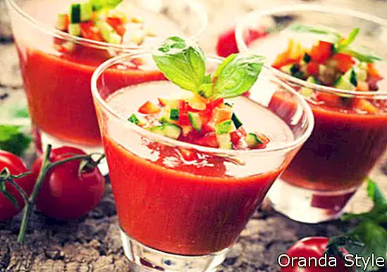 köstliche kalte Gazpacho-Suppe in Gläsern