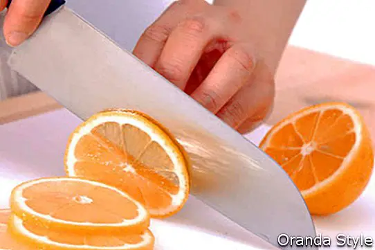 řezání oranžové